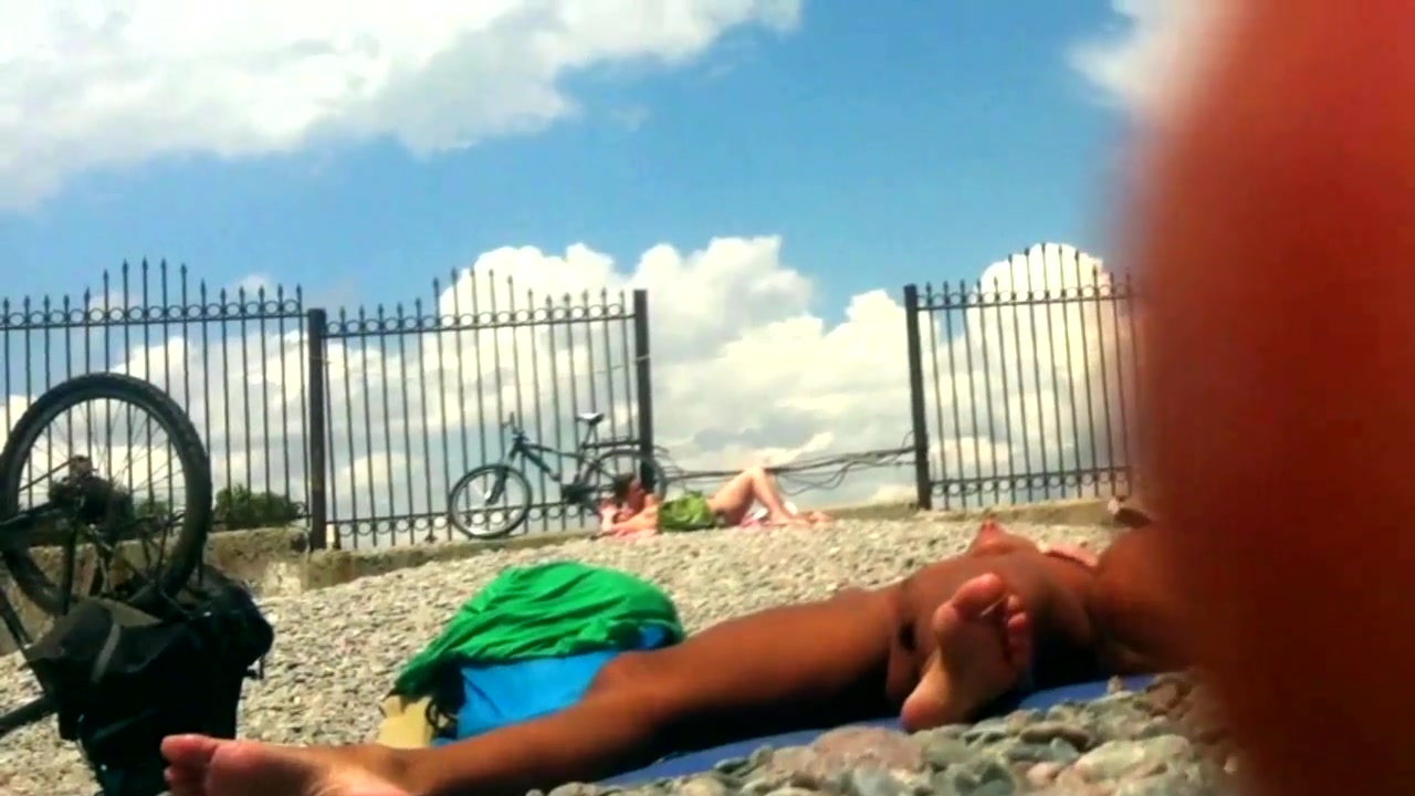 Nudists bij het strand gefilmd met verborgen camera