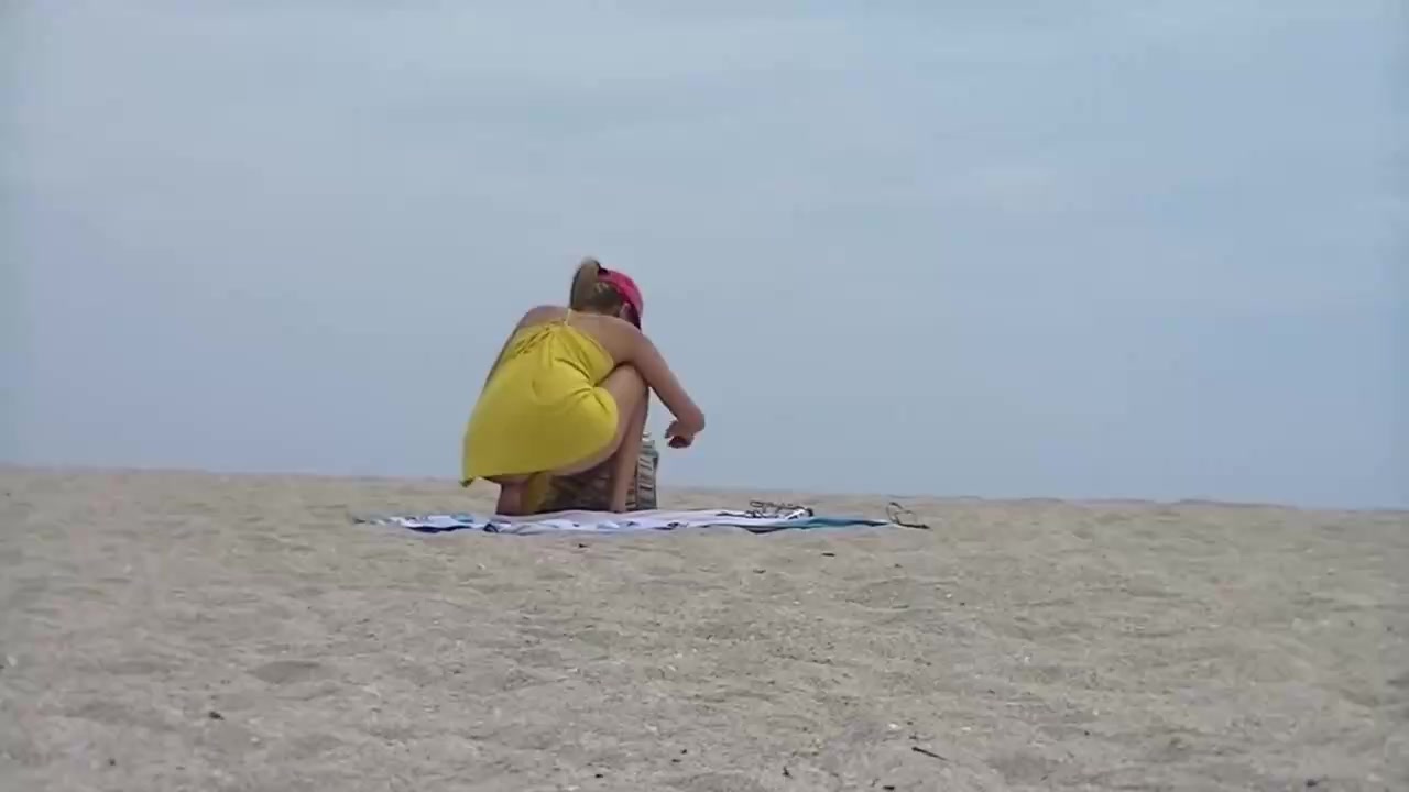 Een eenzame vrouw is naakt op het strand afbeelding