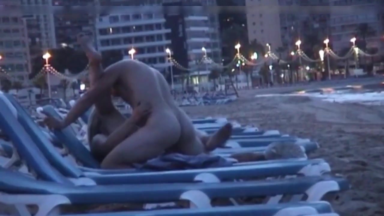 Geil amateur koppel wordt betrapt op seks op een Spaans strand afbeelding