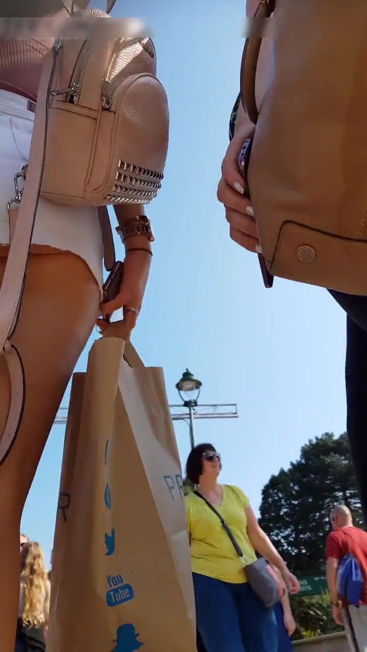 Verborgen camera in het openbaar filmt sexy kont onder een korte rok