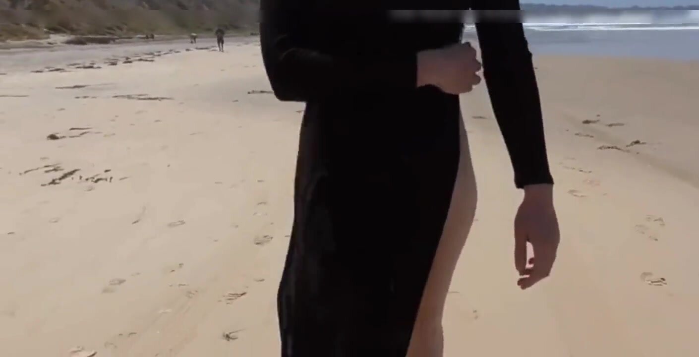 Jonge vrouw loopt volledig naakt op het openbare strand