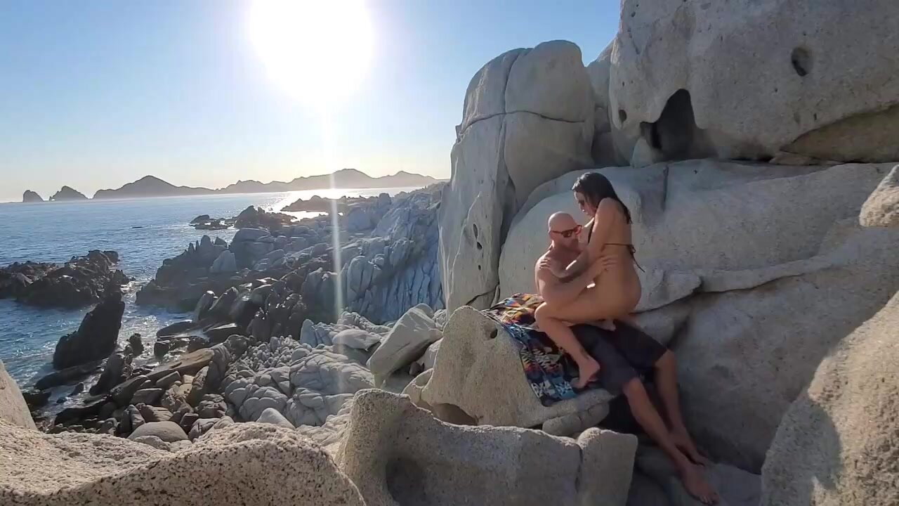 Fantastische seks op het strand met een fantastische vrouw afbeelding