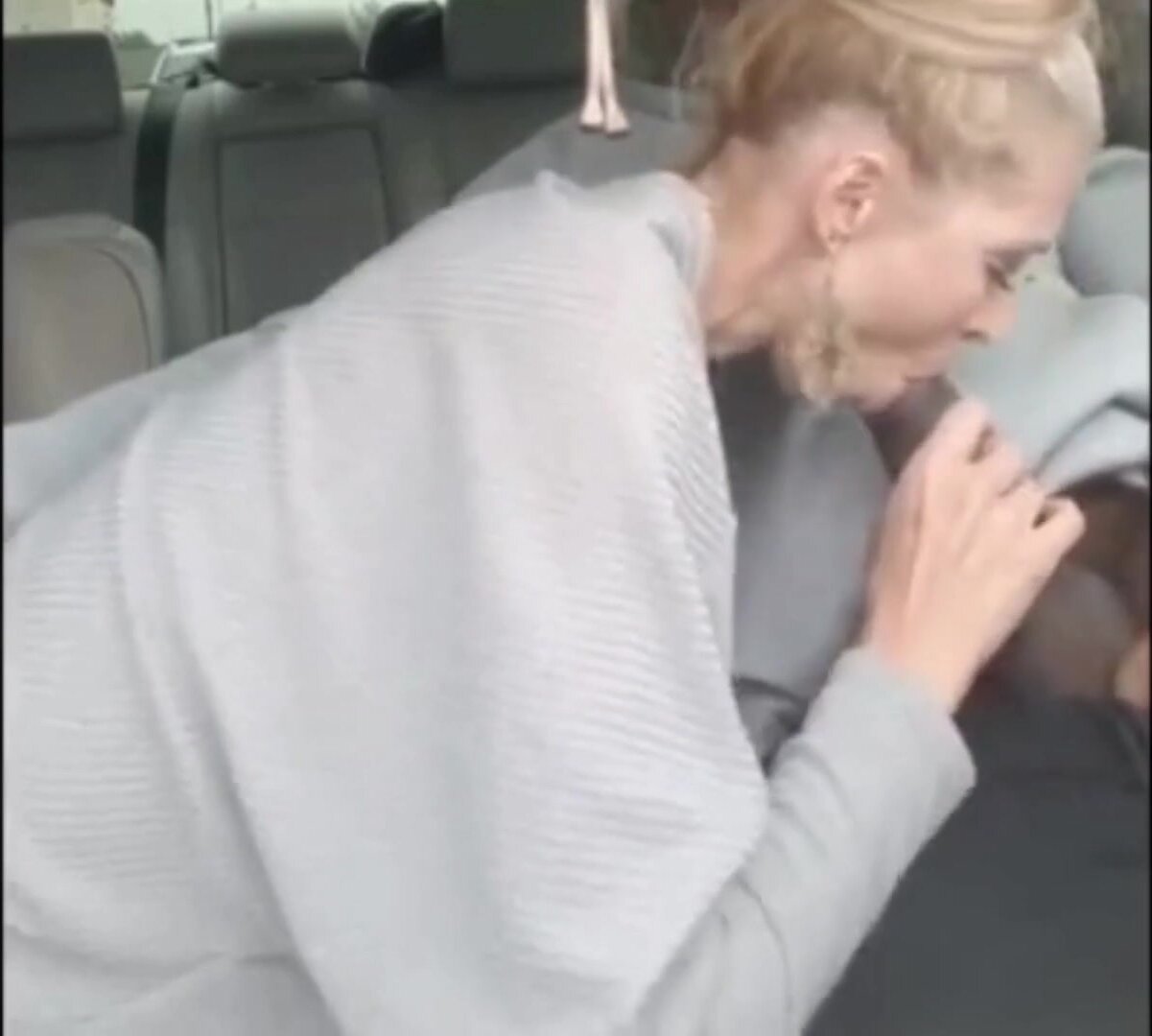 Geile blonde cougar doet riskante orale seks in de auto met een zwarte man